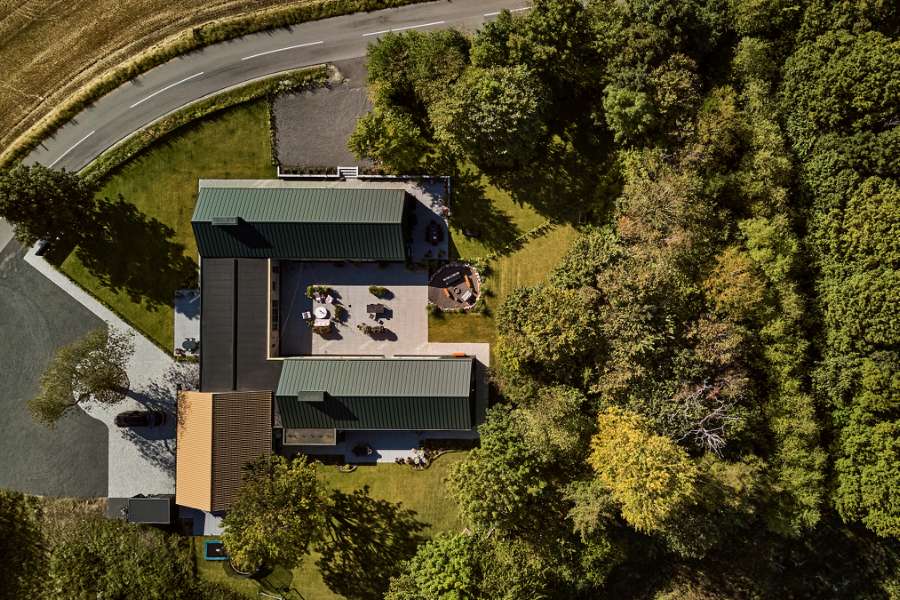 Green steel profiles set the framework for a rural family collective, Ølbyvej 178, 4623 Lille Skensved, Denmark